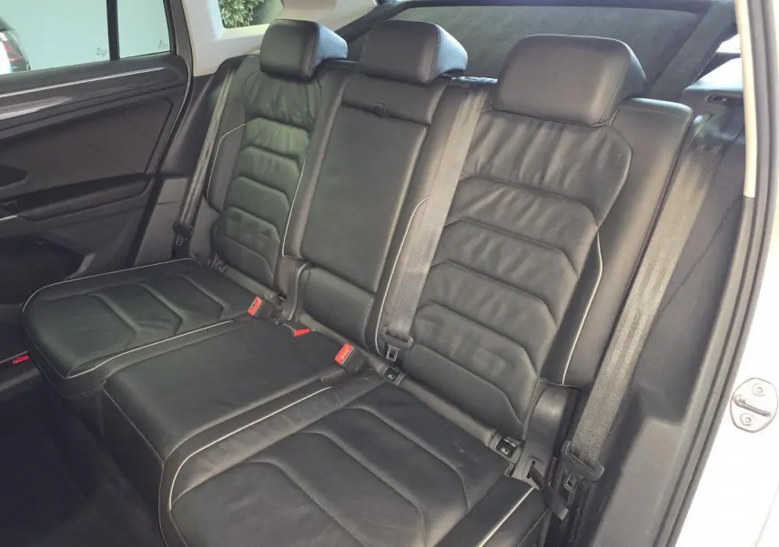 Vue intérieure côté droit sur la banquette arrière en cuir noir du Volkswagen Tiguan 2016.