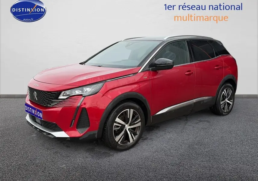 Peugeot 3008 rouge vue 3/4 avant droit avec toit noir et jantes alliage distinctives.