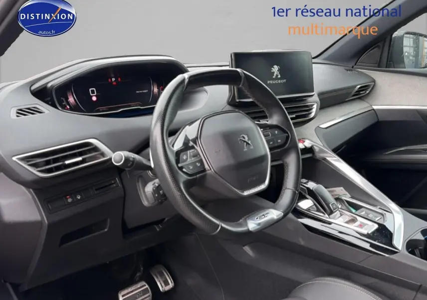 Vue intérieure côté conducteur du Peugeot 3008 1.5 BlueHDi 130 GT 2022, volant cuir et écran tactile central.