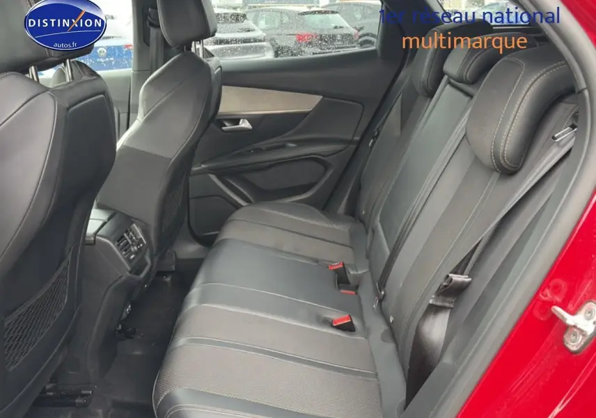Vue intérieure côté droit des sièges arrière noirs du Peugeot 3008 rouge avec surpiqûres contrastantes.