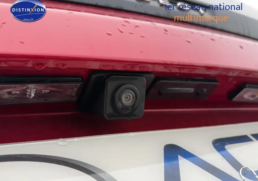 Gros plan sur la caméra de recul intégrée au hayon rouge arrière du Peugeot 3008 1.5 BlueHDi GT EAT8.