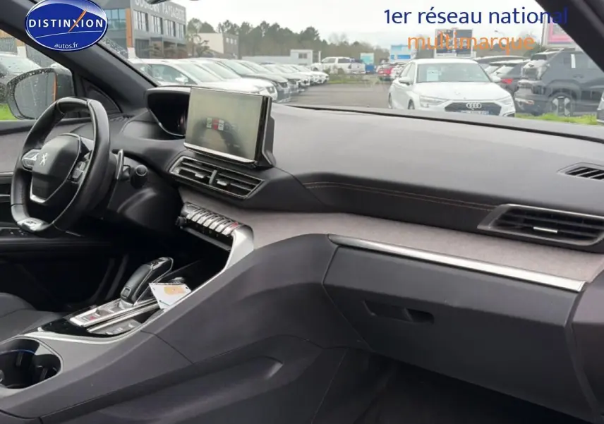 Vue intérieure côté passager du Peugeot 3008 1.5 BlueHDi 130 GT avec tableau de bord noir et inserts gris clair.