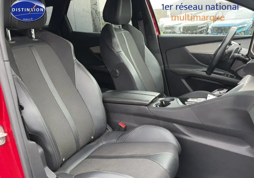 Vue intérieure côté gauche du Peugeot 3008 rouge, mettant en valeur les sièges en cuir noir et l'accoudoir central.