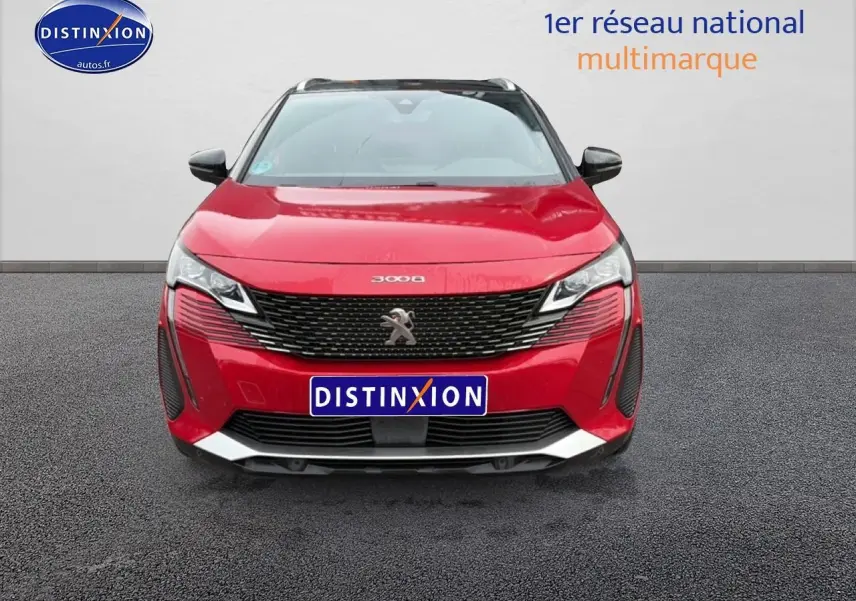 Peugeot 3008 rouge vue de face, mettant en valeur sa calandre noire et ses phares LED distinctifs.