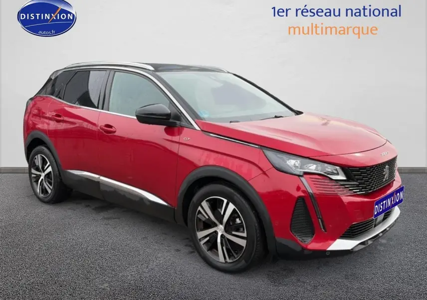 Peugeot 3008 rouge en 3/4 avant droit, avec jantes alu et détails noirs sur carrosserie sportive.