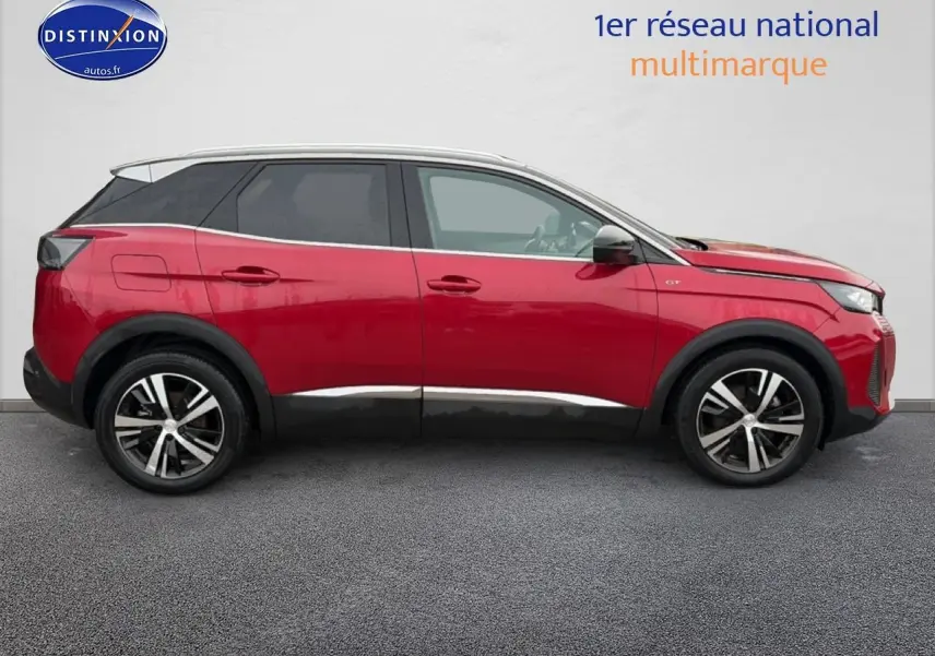 Profil droit d'un Peugeot 3008 GT rouge 2022 avec toit noir et jantes alliage bicolores.