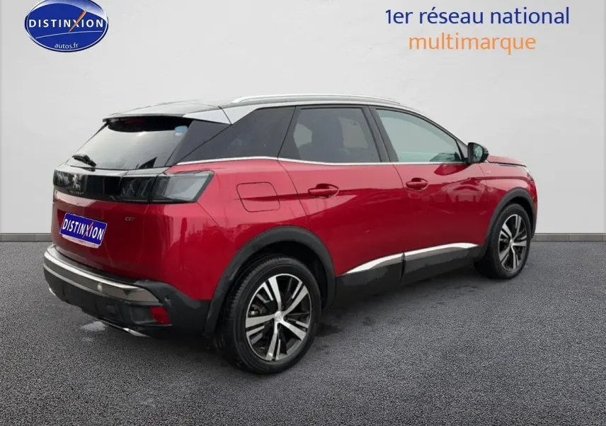 Peugeot 3008 rouge vue 3/4 arrière côté droit, toit noir et jantes alliage distinctives.