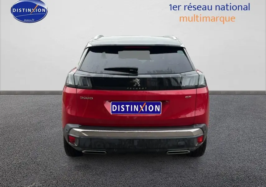 Vue arrière d'un Peugeot 3008 GT rouge de 2022 avec feux LED et double sortie d'échappement chromée.