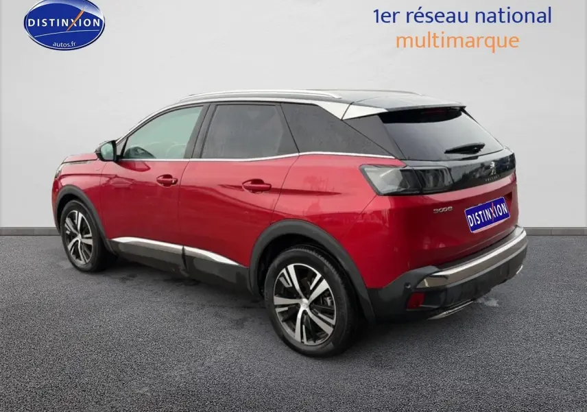 Vue 3/4 arrière droite du Peugeot 3008 rouge avec toit blanc et jantes alliage noires.