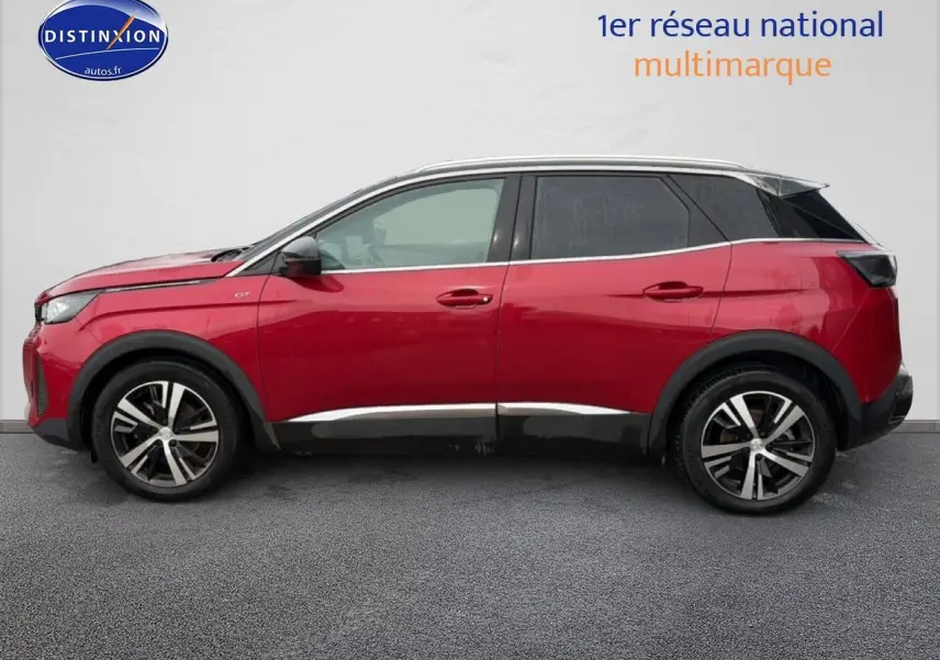 Profil latéral droit d'un Peugeot 3008 rouge 2022 avec jantes alliage et vitres arrière surteintées.