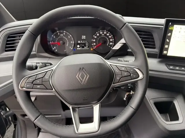 Vue centrée sur le volant noir du Renault Master 2025 avec tableau de bord numérique et écran tactile latéral.
