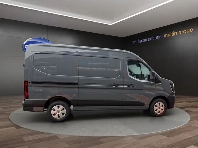 Vue latérale droite d’un Renault Master gris foncé 2025, fourgon haut avec jantes acier et rétroviseurs électriques.