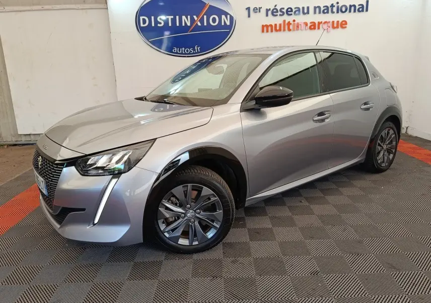 PEUGEOT 208 Electrique gris clair vue 3/4 avant droit, avec jantes alliage et feux LED distinctifs.
