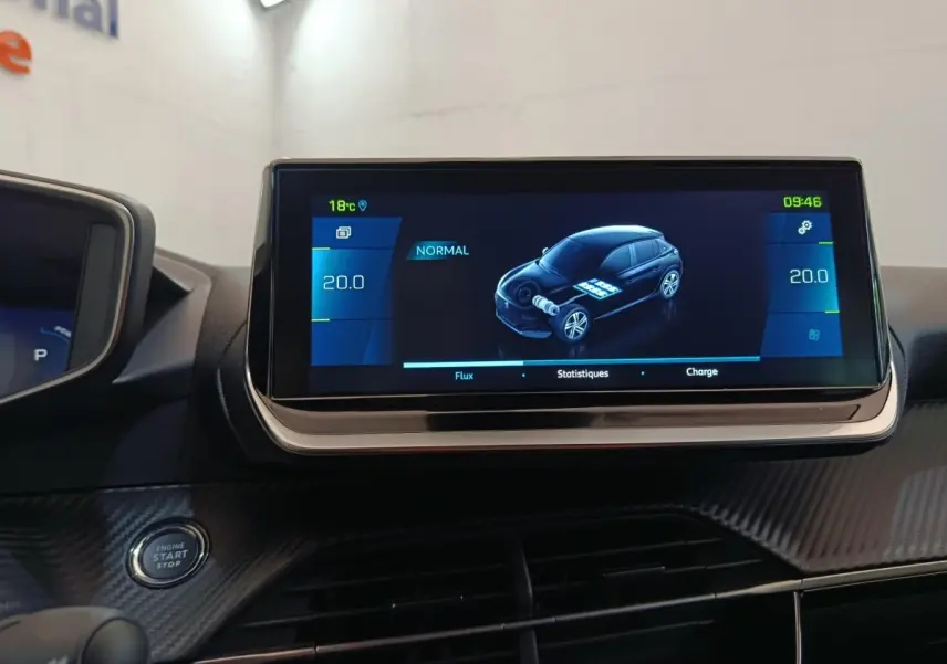 Écran tactile central affichant l'état de charge d'une Peugeot 208 électrique, vue intérieure du tableau de bord.