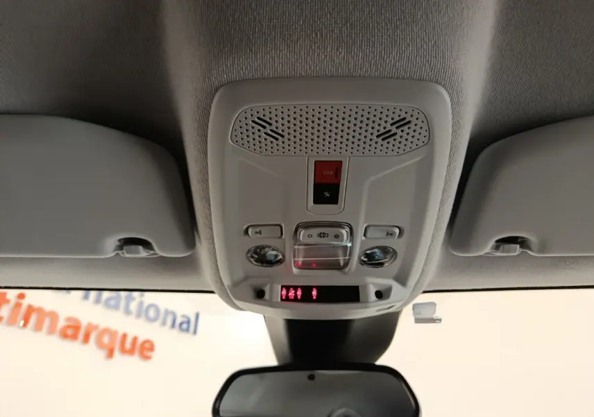 Plafonnier intérieur gris clair avec commandes et bouton SOS, vue centrée vers l'avant du Peugeot 208 Electrique Roadtrip 2022.