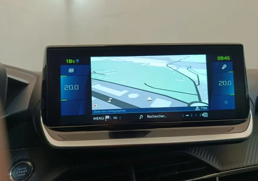 Écran tactile central affichant la navigation dans l’habitacle d’une Peugeot 208 Electrique gris clair, vue de face.