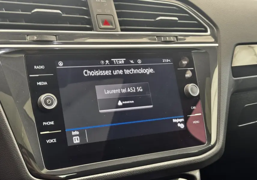 Gros plan sur l’écran tactile multimédia du Volkswagen Tiguan 1.5 TSI 150 DSG7 Elegance, intérieur noir.