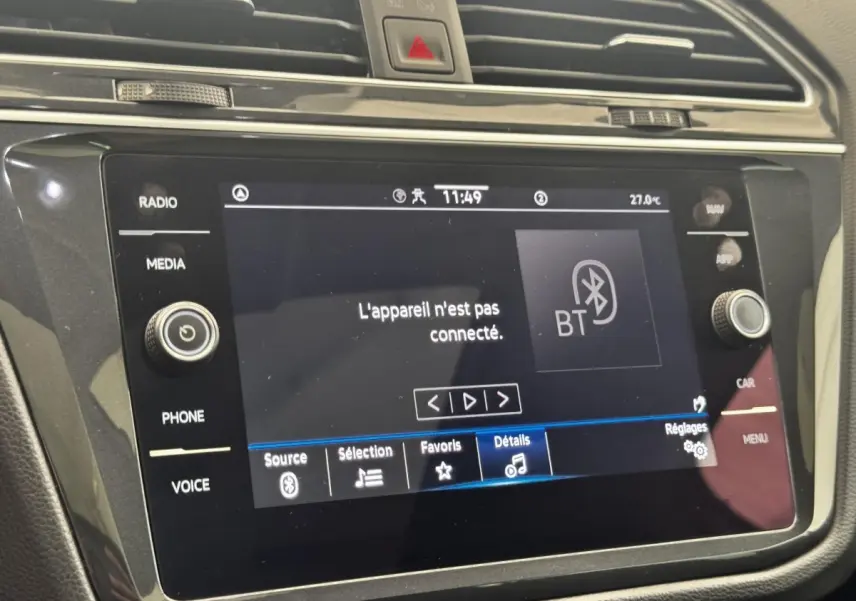 Écran tactile central du tableau de bord du Volkswagen Tiguan gris clair, affichant la connexion Bluetooth inactive.