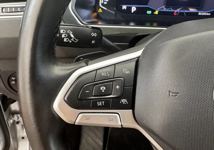 Gros plan sur le volant cuir côté gauche du Volkswagen Tiguan 1.5 TSI 150 DSG7 Elegance avec commandes multifonctions.