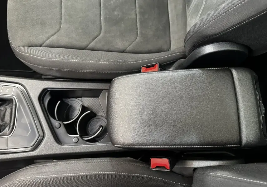 Vue rapprochée de la console centrale et des sièges gris foncé du Volkswagen Tiguan 1.5 TSI 150 DSG7 Elegance 2021.