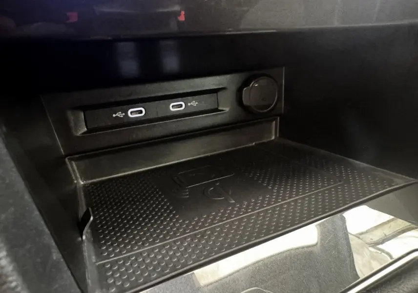 Gros plan sur la zone de recharge sans fil et ports USB-C du Volkswagen Tiguan 1.5 TSI 150 DSG7 Elegance 2021.