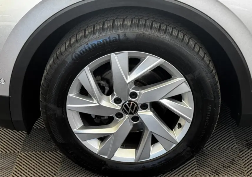 Gros plan sur la roue avant droite gris clair du Volkswagen Tiguan 1.5 TSI avec jante alliage et pneu Continental hiver.