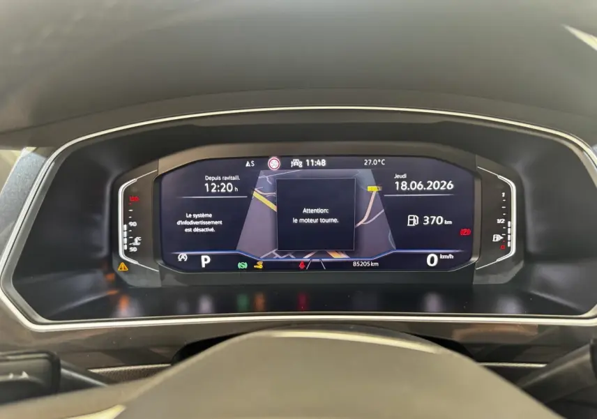 Tableau de bord numérique du Volkswagen Tiguan 2021 affichant la navigation et les alertes moteur à 11h48.