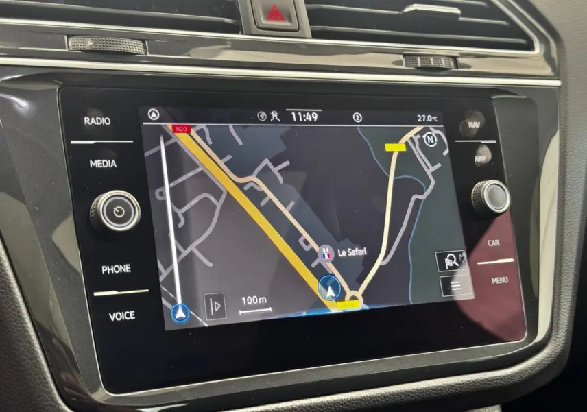 Écran tactile central du Volkswagen Tiguan 1.5 TSI 150 DSG7 Elegance gris clair, affichage navigation en vue rapprochée.