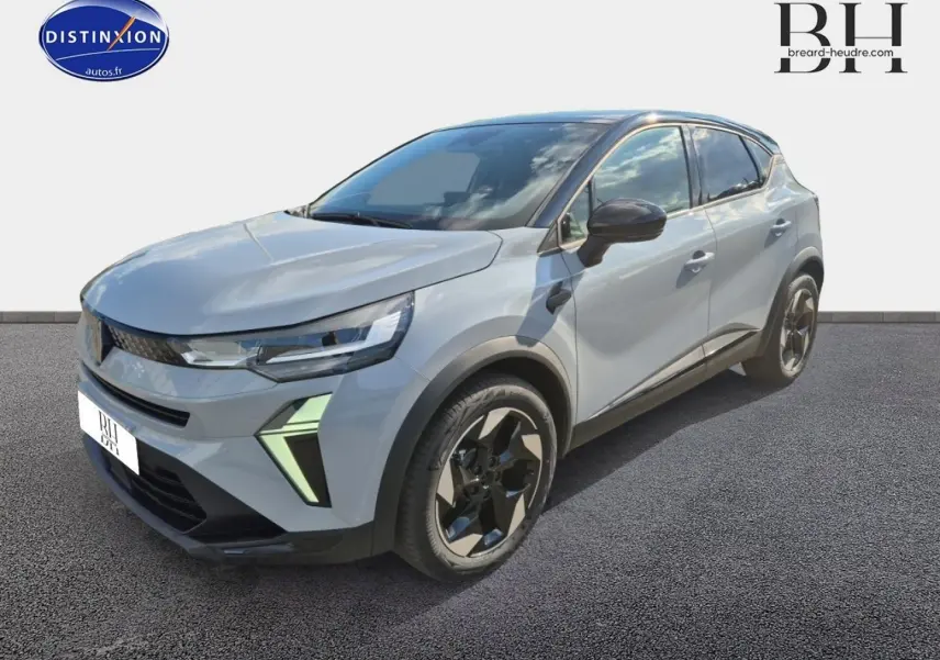 Renault Captur 2025 bleu Iron métallisé en 3/4 avant droit avec jantes noires et feux LED distinctifs.