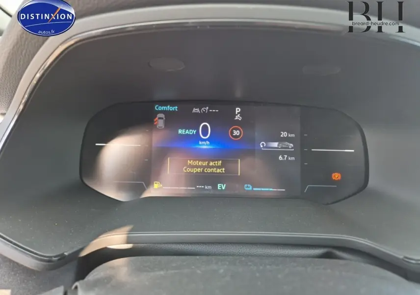 Tableau de bord numérique du Renault Captur 1.6 E-Tech bleu, affichant vitesse et informations de conduite.