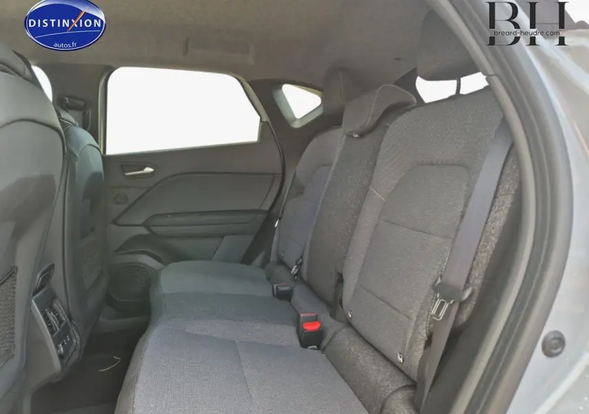 Vue intérieure côté droit montrant la banquette arrière grise du Renault Captur 1.6 E-Tech hybride 2025.