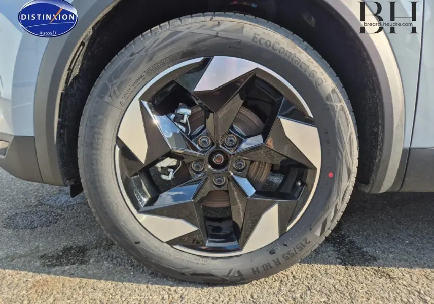 Gros plan sur la jante alu noire et argentée du côté avant droit du Renault Captur Bleu Iron métallisé 2025.