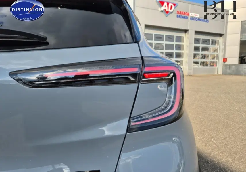 Gros plan sur le feu arrière droit du Renault Captur 2025 en Bleu Iron métallisé, avec détails lumineux LED distinctifs.