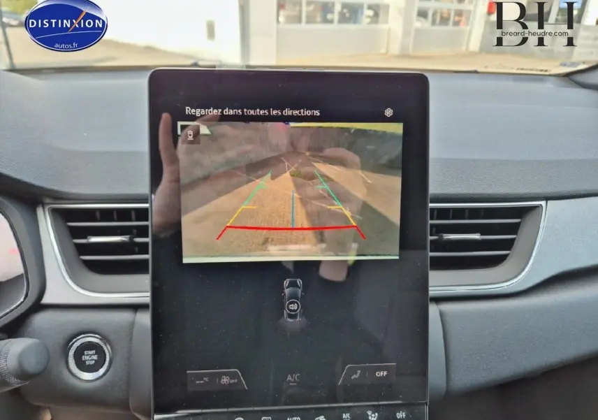 Vue rapprochée de l’écran tactile central affichant la caméra de recul dans un Renault Captur bleu Iron métallisé 2025.