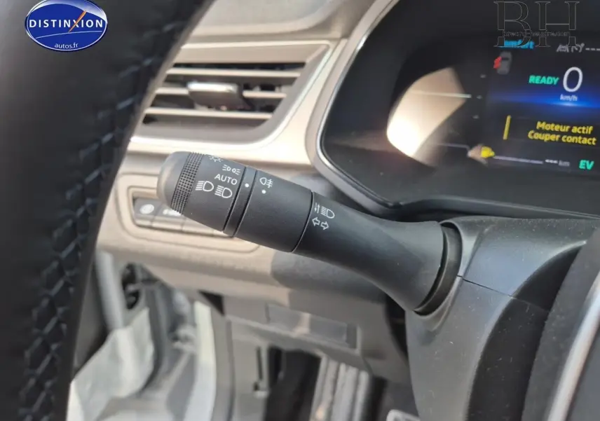 Gros plan sur la commande des phares et clignotants côté gauche du tableau de bord du Renault Captur bleu Iron 2025.