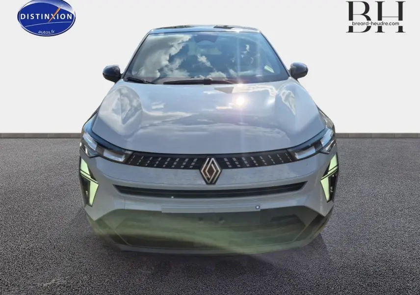 Vue frontale d'un Renault Captur 2025 bleu Iron métallisé avec signature lumineuse LED distinctive et calandre moderne.
