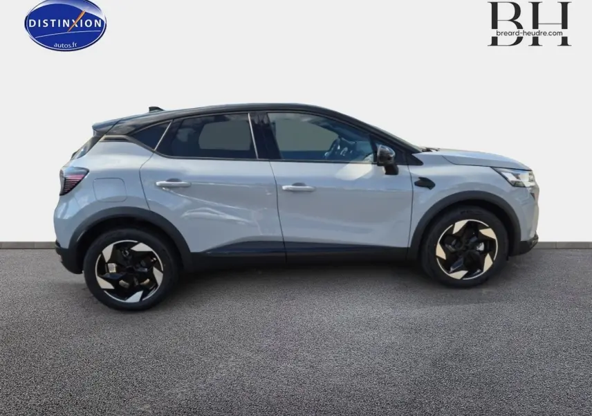 Profil côté gauche du Renault Captur 1.6 E-Tech hybride 2025 en Bleu Iron métallisé avec jantes alu noires et toit noir.
