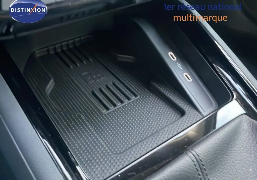 Gros plan sur le compartiment de recharge sans fil et ports USB du Skoda Kamiq gris argent, intérieur noir brillant.