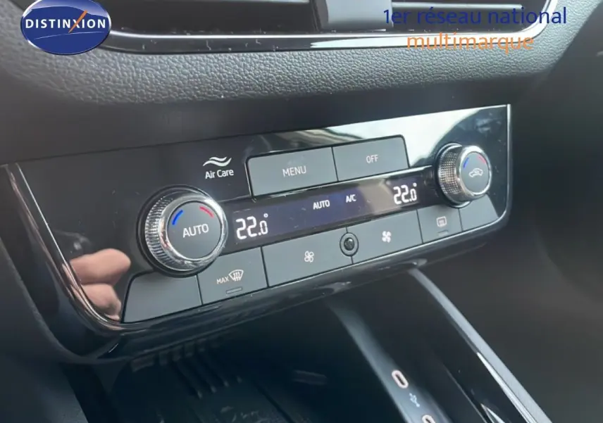 Vue rapprochée de la console centrale avec la climatisation automatique du Skoda Kamiq gris argent métallisé.