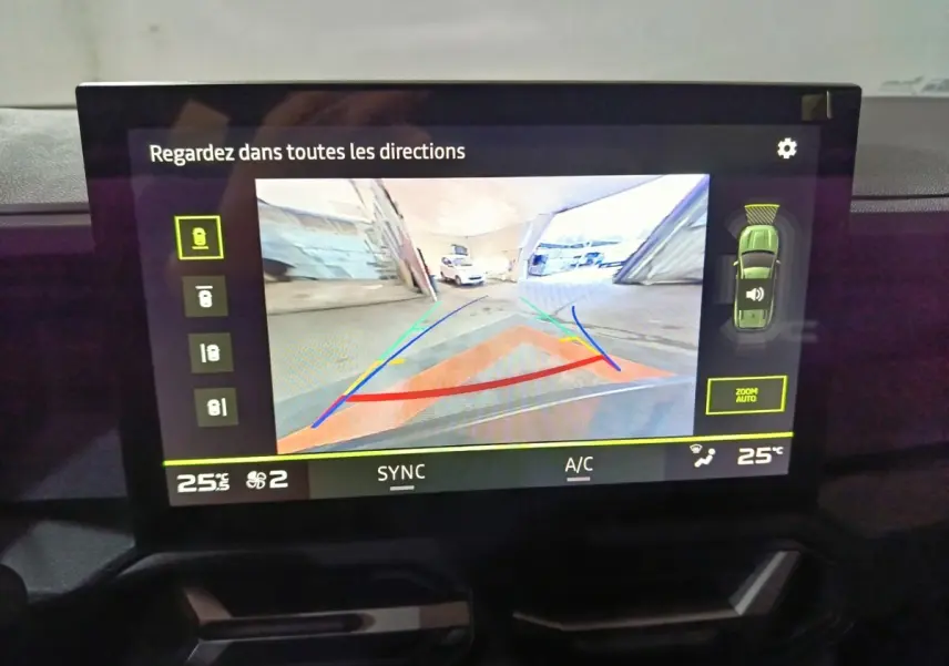 Écran tactile intérieur affichant la caméra de recul et l’aide au stationnement du Dacia Bigster gris foncé.