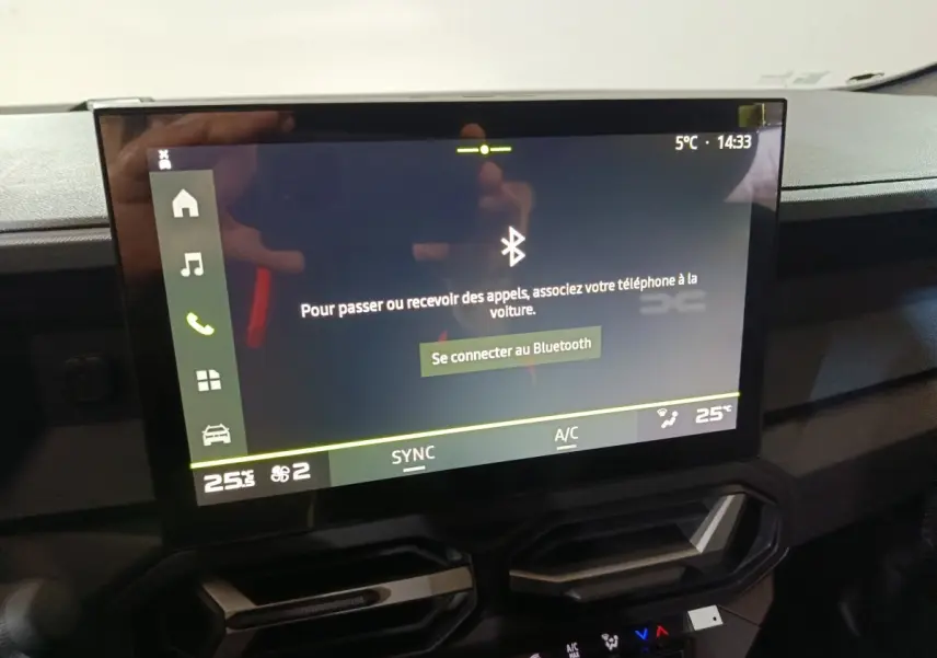 Écran tactile central affichant la connexion Bluetooth sur le tableau de bord du Dacia Bigster gris foncé, vue intérieure frontale.