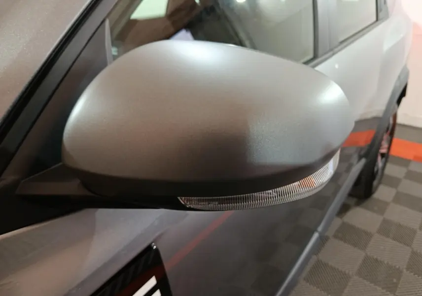 Rétroviseur droit gris mat avec clignotant intégré sur Dacia Bigster gris foncé, vue rapprochée côté passager.