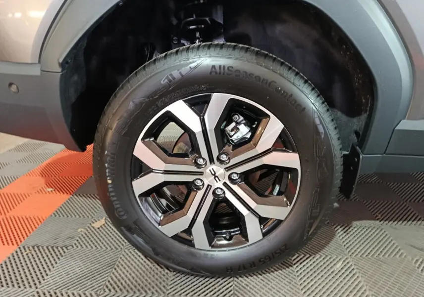 Gros plan sur la roue avant droite du Dacia Bigster gris foncé, mettant en valeur la jante alliage moderne et le pneu Continental.