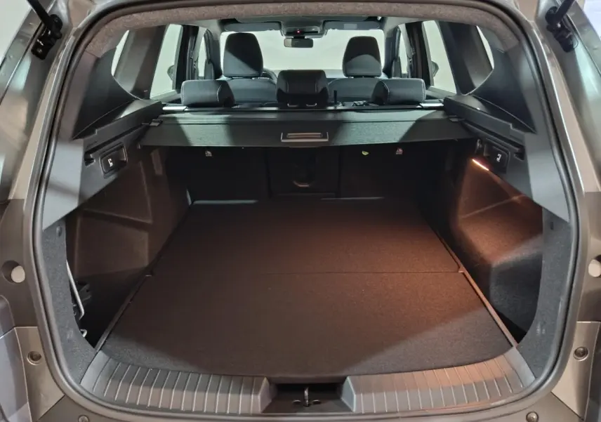 Coffre ouvert du Dacia Bigster gris foncé, vue arrière montrant la banquette et le cache-bagages.