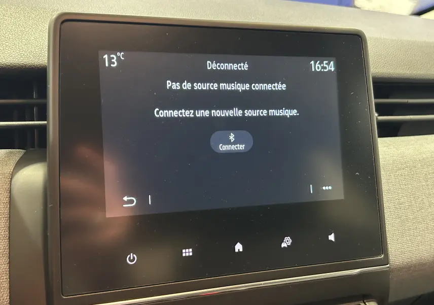 Écran tactile central du tableau de bord de la Renault Clio V, affichant l'interface de connexion Bluetooth.