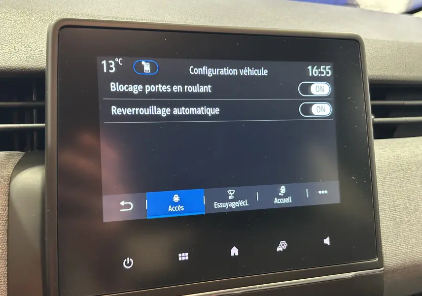 Écran tactile central de la Renault Clio V blanc montrant les réglages de verrouillage automatique activés.