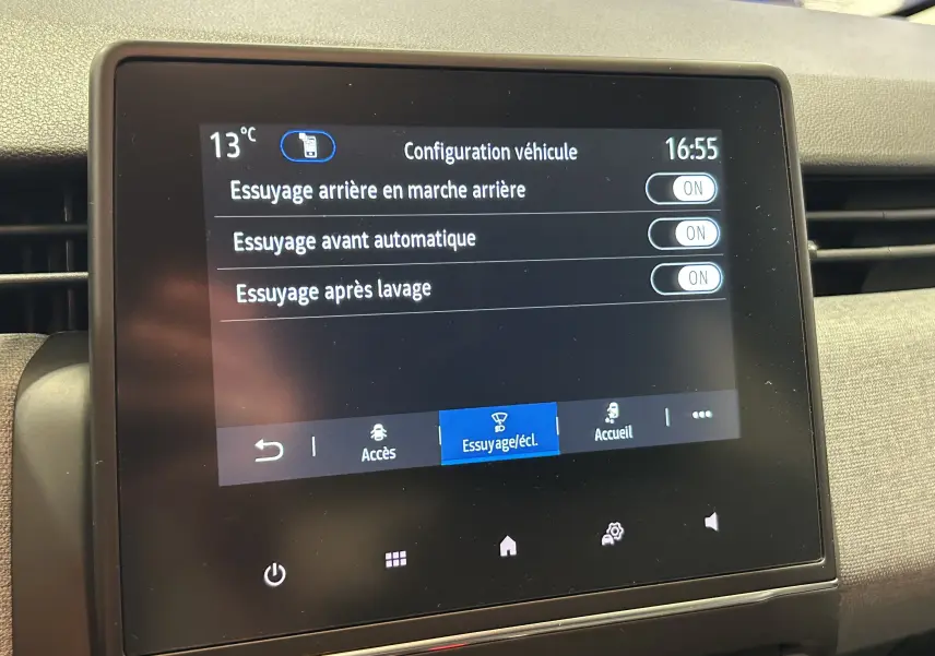 Écran tactile central de la Renault Clio V blanc affichant les réglages d'essuyage automatique et arrière.