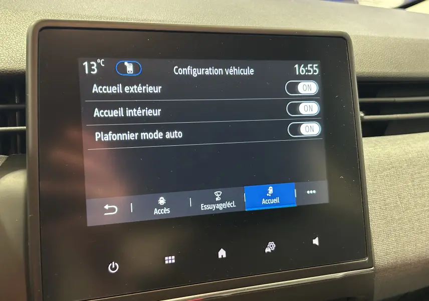 Écran tactile central de la Renault Clio V affichant le menu de configuration véhicule, intérieur noir et tissu gris.