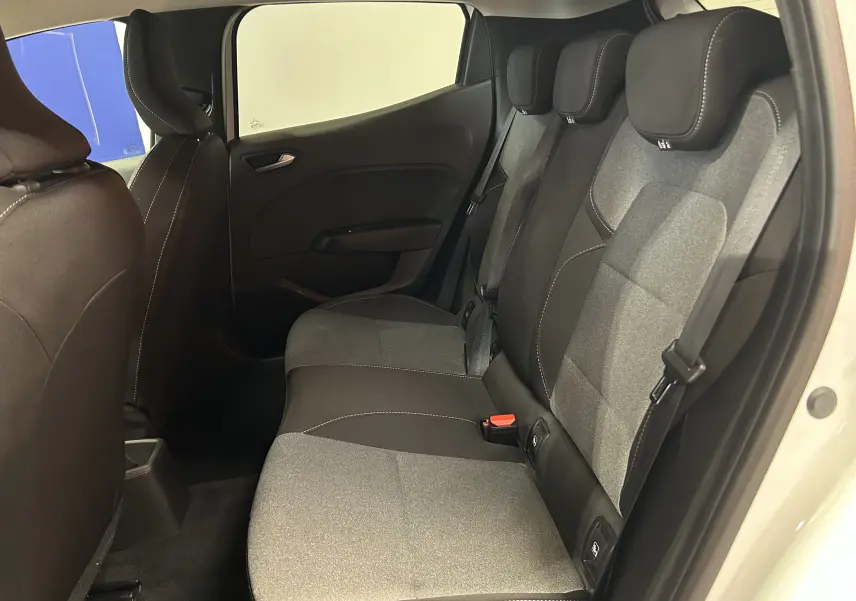 Vue intérieure côté droit des sièges arrière en tissu gris et noir de la Renault Clio V blanche, version TCE 90CH CVT Evolution.