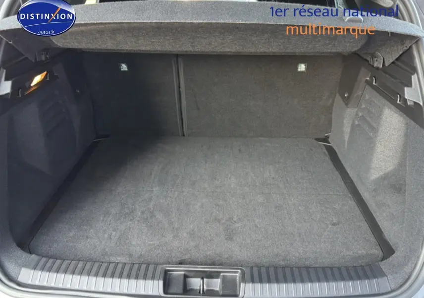 Coffre ouvert vu de l'arrière d'une Renault Symbioz 2025, intérieur de coffre gris avec tablette cache bagages.